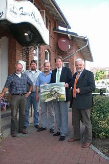Nach dem Gespräch vor dem Landgasthof Beeksberg: (v.l.n.r.) Ewald Buchholz, Eric Otto, Ragnar Schaefer vom LNV, Gero Storjohann MdB  und Klaus Blöcker (CDU)